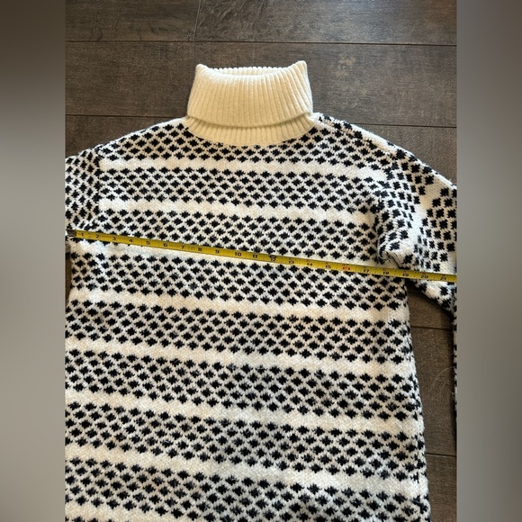 Ann Taylor Black and White Pattern Thick Sweater Size Small - Picture 4 of 7